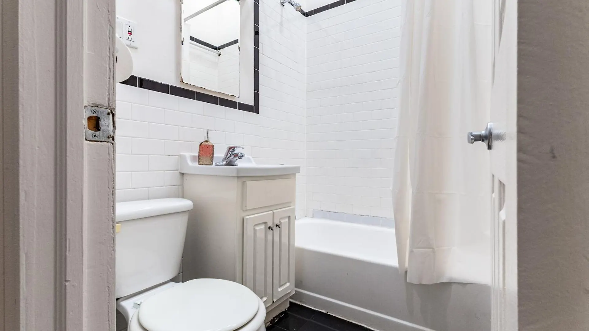 3 Bd Upscale Unit In Manhattan Valley Lejlighed New York 0*,  USA